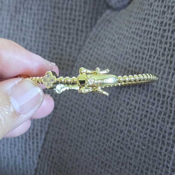 Gold💛 Hinged Cubic Zirconia💎 Flower🌸 Bracelet - NWT - Picture 6 of 16